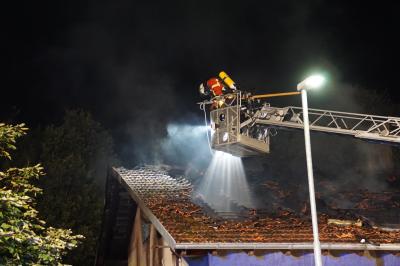 Leerstehendes Gebaeude brennt aus im Industriegebiet in Remchingen 